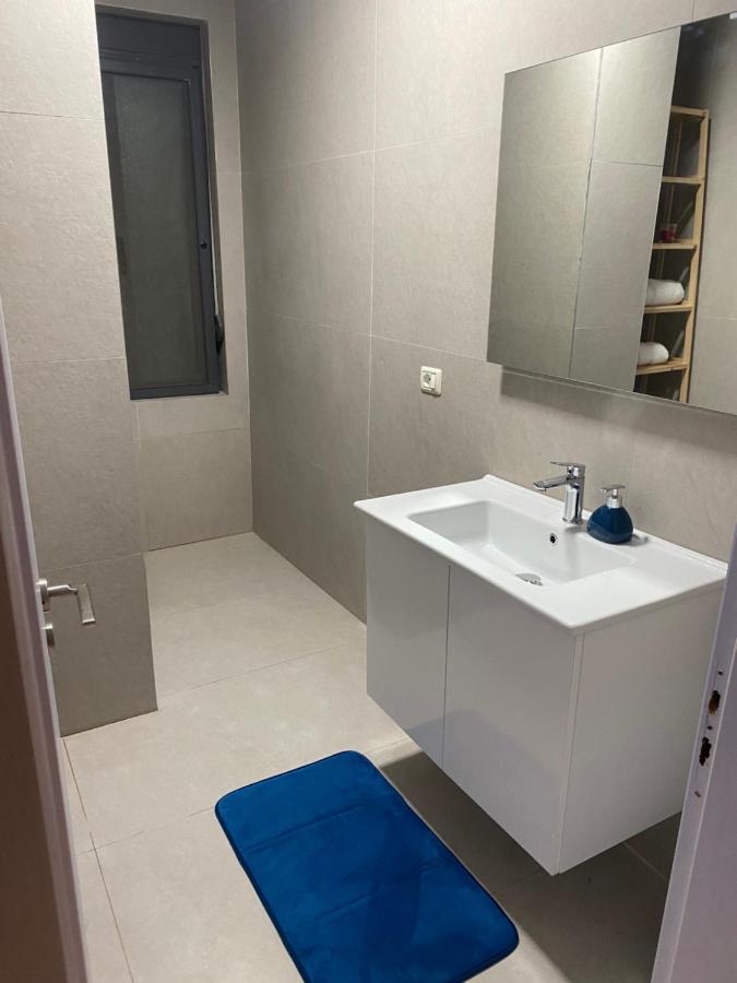Cheerful 2-Bedroom Apartment In Golem Голем Экстерьер фото