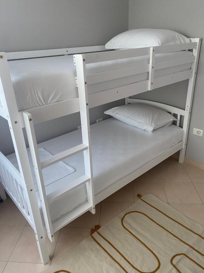 Cheerful 2-Bedroom Apartment In Golem Голем Экстерьер фото