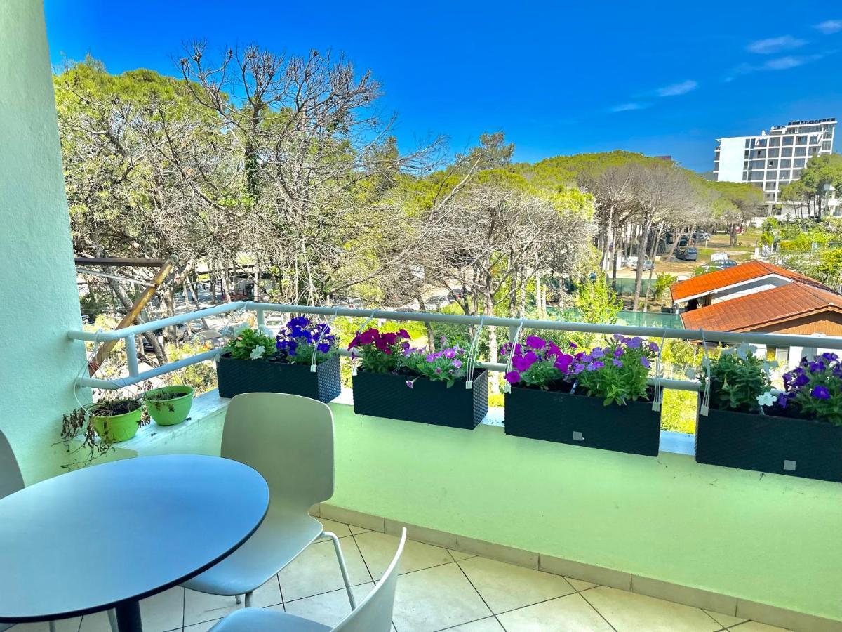 Cheerful 2-Bedroom Apartment In Golem Голем Экстерьер фото